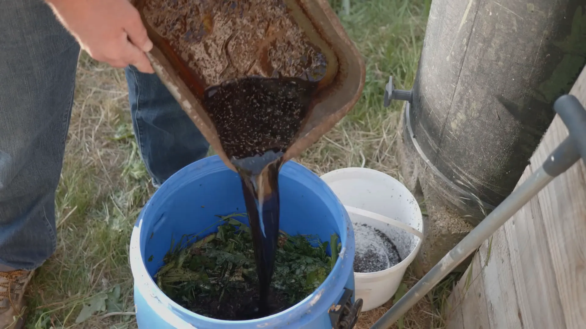 Adding worm bin leachate to fertiliser mix