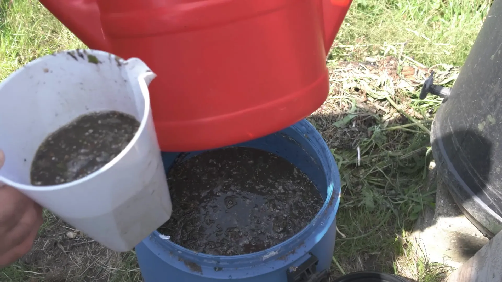 Diluting concentrated organic fertiliser for application